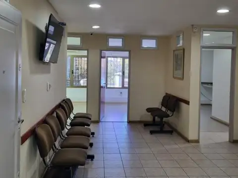 Oficina 6 ambientes con 2 baños