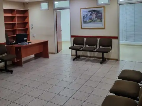 Piso con 6 ambientes ideal uso profesional.