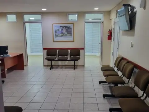 Piso con 6 ambientes ideal uso profesional.