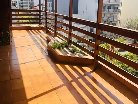 EXCELENTE PISO DE 4 DORM CON DEPENDENCIA, COCHERA DOBLE, TERRAZA CON PARRILLA.