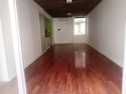 AMPLIO MONOAMBIENTE FTE c/ BALCON - EXC. ESTADO