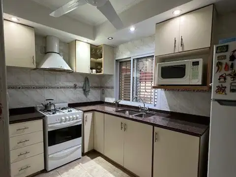 Casa 4 ambientes con 2 baños