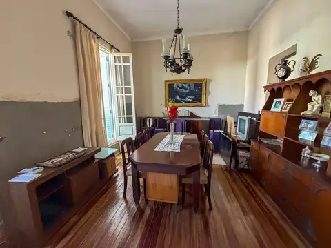 Casa 8 ambientes con 3 baños