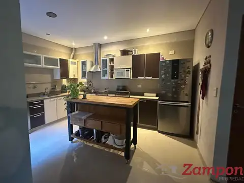 Venta Casa 3 dormitorios, 4 baños. Quincho cerrado. Terraza. Vte. López, Munro. Excelente ubicación