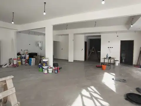 EXCELENTE LOCAL EN ESQUINA A UNA CUADRA DE PLAZA BANFF - AMPLIA VEREDA