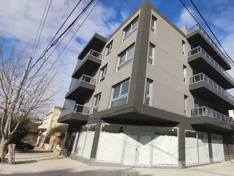 EXCELENTE LOCAL EN ESQUINA A UNA CUADRA DE PLAZA BANFF - AMPLIA VEREDA