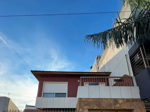 IMPECABLE CASA DE CUATRO AMBIENTES AMUEBLADA SOBRE LOTE PROPIO