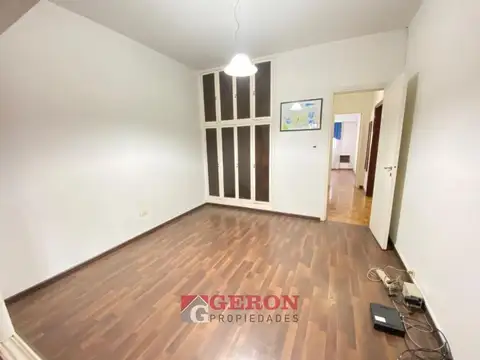 Chalet en Lote Propio con Jardín, Piscina y Quincho