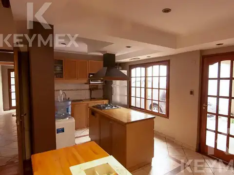 Casa en Venta con 3 cocheras