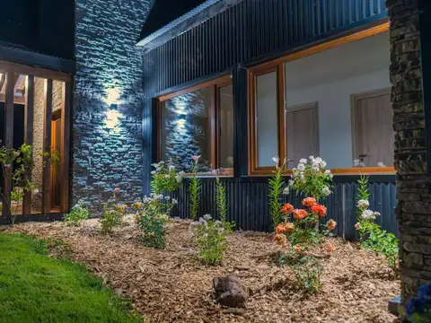 Casa en Alquiler con 2 cocheras