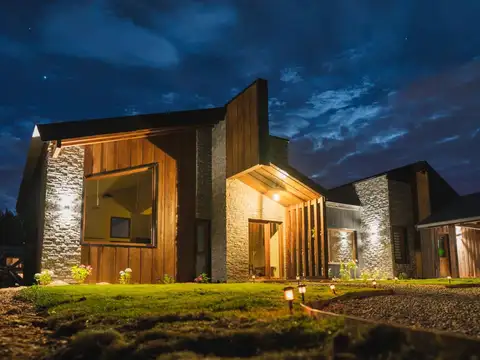 ALQUILER –CASA DE DISEÑO EN DOS VALLES - BARILOCHE