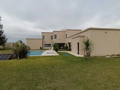 Casa 5 ambientes con 3 baños