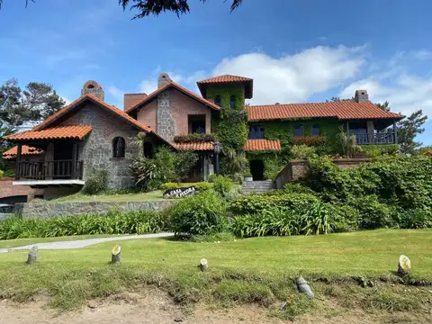 Casa en Venta con 3 cocheras