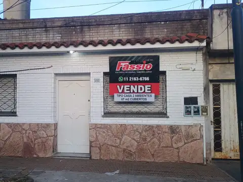 Amplio Tipo casa 2 ambientes al frente con patio cubierto - u$d 45.000.-