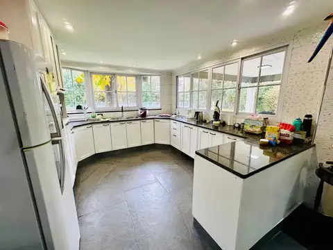 Casa en Alquiler con 3 cocheras