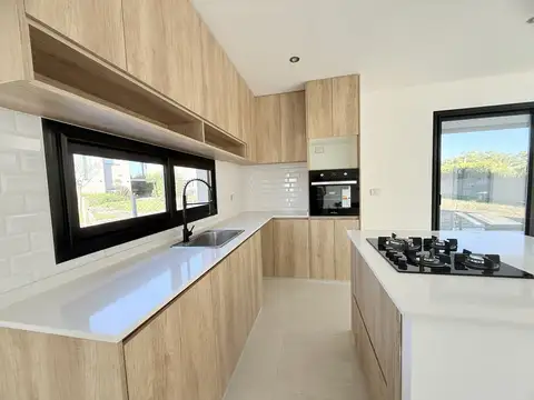 Casa 5 ambientes con 3 baños