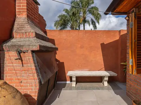 Casa 6 ambientes con 2 baños