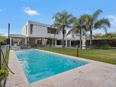 Casa en venta y alquiler en El Encuentro.  Moderna y canchera