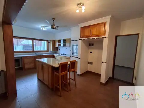 Casa en venta de 4 dormitorios c/ cochera en Lanús Oeste