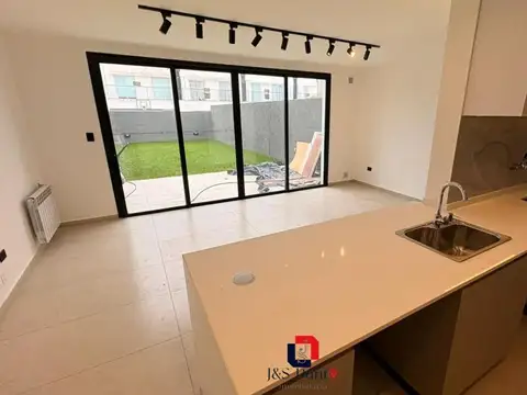 Casa en Venta con 4 cocheras