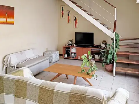 Casa 9 ambientes con 2 baños