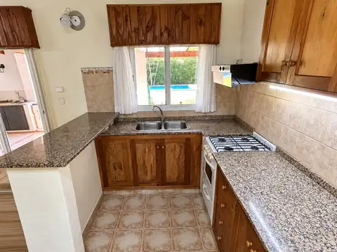 Casa 4 ambientes con 2 baños