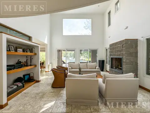 Casa en Alquiler con 2 cocheras