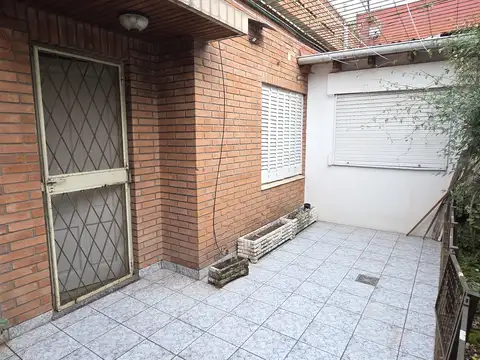 DEPTO TIPO CASA AL FONDO, 3 AMBIENTES CON PATIO, SIN EXPENSAS  
