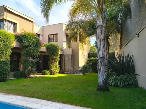 Casa en Venta Callejón Semi Privado Calle Gutiérrez Inmediaciones Club de Campo V, pileta, cochera