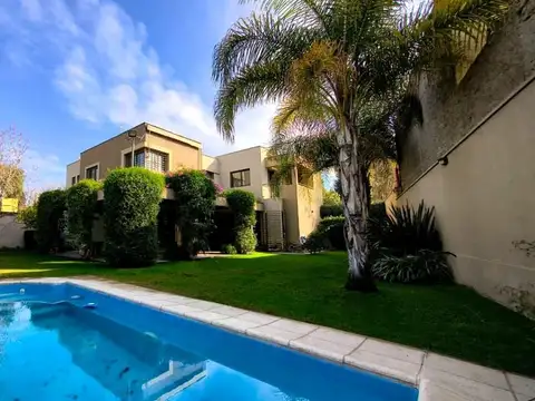 Casa en Venta Callejón Semi Privado Calle Gutiérrez Inmediaciones Club de Campo V, pileta, cochera