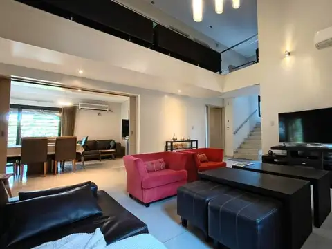 Casa en Venta Callejón Semi Privado Calle Gutiérrez Inmediaciones Club de Campo V, pileta, cochera