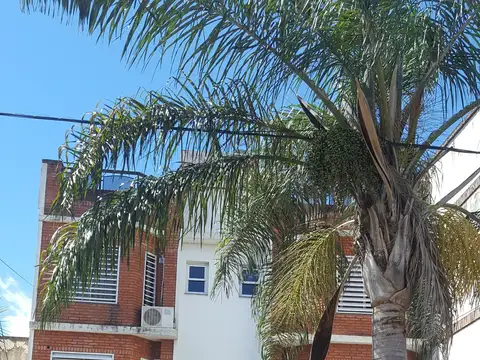 Departamento 3 amb en Plata Baja al frente con amplio patio y cochera