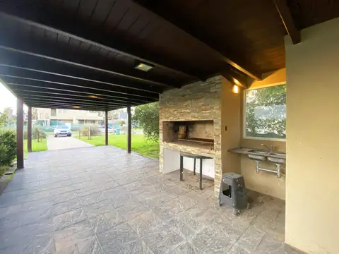 Casa en Venta con 3 cocheras