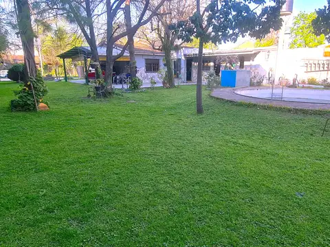 OPORTUNIDAD  QUINTA SOBRE LOTE DE 857M2 A 1 CUADRA DE AUTOP 2 CASAS 200M2, PARQUE PILETA, QUINCHO, COCHERAS - LOTE APTO TODO DESTINO