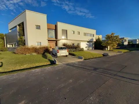 VENTA CASA 6 AMBIENTES LOS TRONCOS