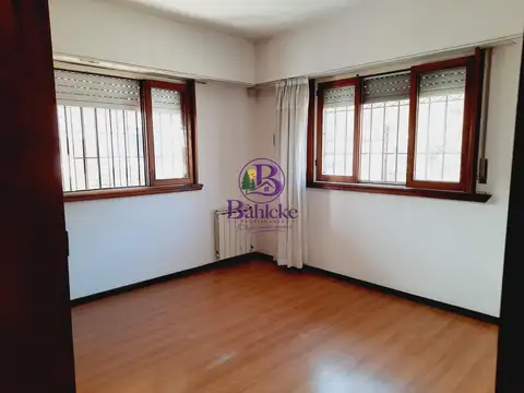 SE VENDE CHALET 7 AMBIENTES + QUINCHO C/ COCINA Y BAÑO
