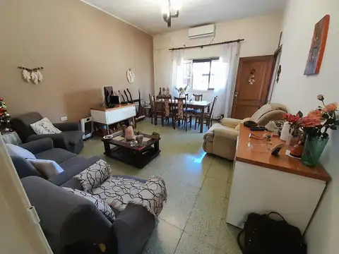 Casa 6 ambientes con 2 baños