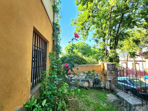 CASA PH PB FRENTE 4 DORM 8 AMB GRAN PATIO SAAVEDRA
