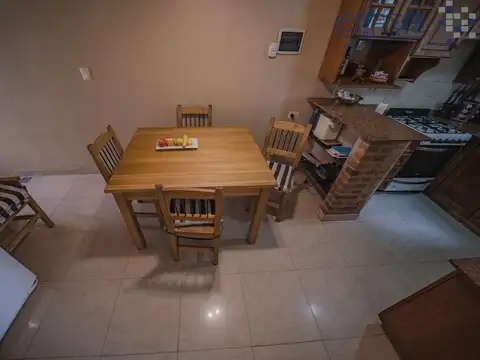 PH de 5 ambientes al frente con cochera, 2 baños y patio Villa Pueyrredon