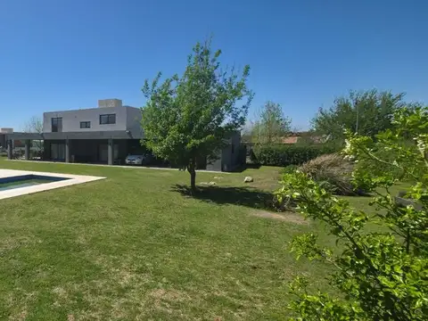 Casa en Venta con 4 cocheras