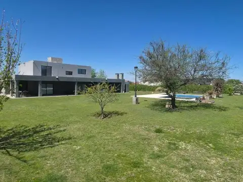 Casa 6 ambientes con 2 baños