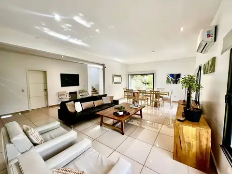 Casa en Venta con 2 cocheras