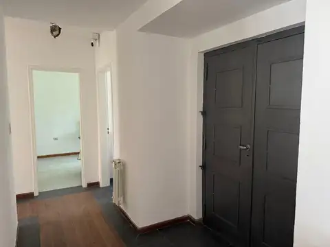 Excelente casa con jardin pileta - 4 dormitorios - impecable - luminosa