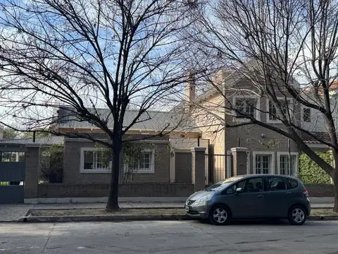 Excelente casa con jardin pileta - 4 dormitorios - impecable - luminosa