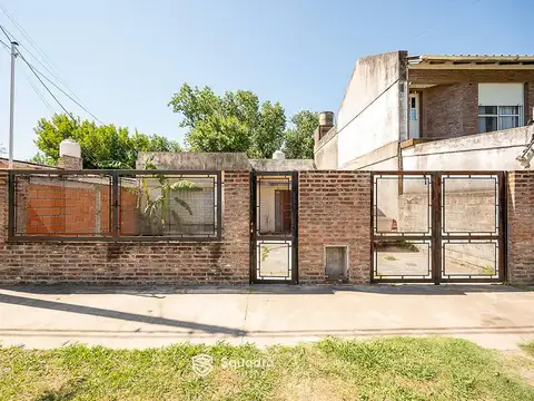 VENTA | PERMUTA - Casa de 2 dormitorios con cochera  y patio verde - Fisherton. APTO CRÉDITO.