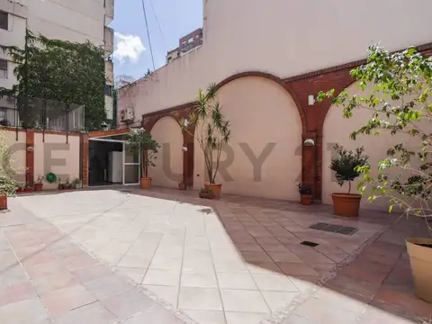 VENTA – EXCLUSIVO PISO DE 5 AMBIENTES CON PATIO, QUINCHO, BALCON, DEPENDENCIA, 2 COCHERAS Y BAULERA
