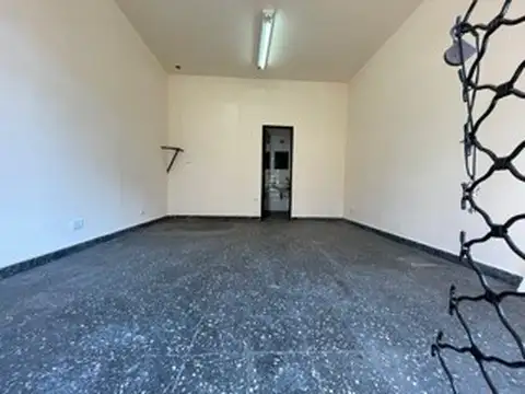 EXCELENTE LOCAL COMERCIAL A PASOS DE AV. RIVADAVIA SIN EXPENSAS 21 MTS GRAN ZONA COMERCIAL