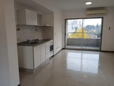 ALQUILER - DEPARTAMENTO -  MONOAMBIENTE - FLORES - CON COCHERA, LAUNDRY Y SUM.