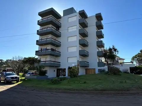 Departamento monoambiente al frente con balcón en Gesell