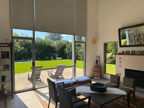 Casa en Venta con 2 cocheras